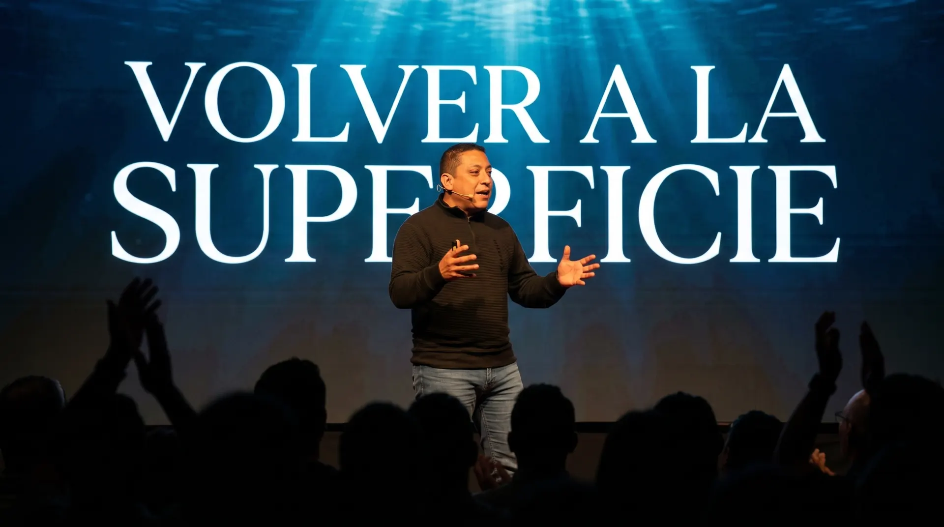 Alex Gómez en escenario impartiendo la conferencia 'Volver a la superficie'